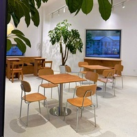 Tables et chaises modernes pour café, idéales pour les rencontres et conversations décontractées