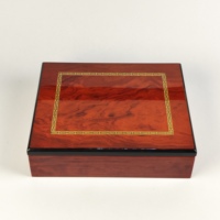 Boîte à chocolats en bois plaqué grain brillant, multi-compartiments, doublure en velours, logo personnalisé, charnière métallique pour l'emballage de luxe des friandises du Ramadan et de l'Aïd