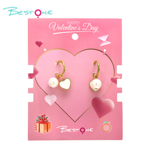 Mini bonitos pendientes de oro de 18 quilates de acero inoxidable a la moda, abalorios de perlas de corazón blanco, pendientes Huggie para niñas listos para enviar - Product Image 1