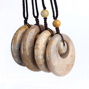 Nouveau Pendentif Donut en Cristal de Jade Corail Naturel Sculpté, Design Artisanat, Motif Mère-Enfant, pour la Fabrication de Bijoux - Product Image 4