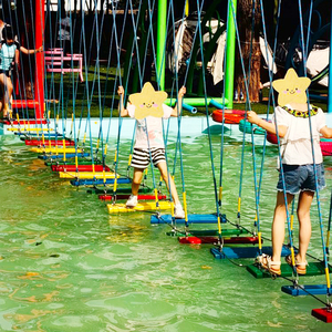 Parcours aquatique à cordes, équipement <span class=keywords><strong>de</strong></span> parc d'attractions non motorisé avec obstacles d'aventure pour aire <span class=keywords><strong>de</strong></span> jeux extérieure et camping - Product Image 1