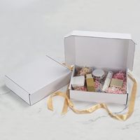 Boîtes postales ondulées pliables recyclables en gros bon marché avec gaufrage de logo personnalisé imprimé pour l'emballage de chaussettes et de fourrure