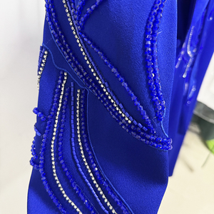 Costume <span class=keywords><strong>pantalon</strong></span> <span class=keywords><strong>bleu</strong></span> royal pour femme, blazer cintré avec broderies de perles faites à la main sur les manches, revers cranté - Product Image 4