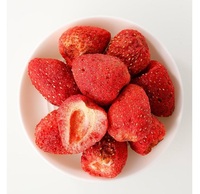 Gevriesdroogde Aardbeienplakjes Gemaakt Van Echt Fruit Knapperige En Zoete Gezonde Snack, Perfect Voor Smoothies Die Toppings Van Granen Bakken