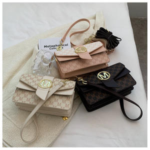 حقيبة كتف نسائية فاخرة عالية الجودة من الجلد الصناعي لعام 2024، حقيبة رسول متعددة الاستخدامات مع طباعة حرف <span class=keywords><strong>M</strong></span> وسلسلة، مناسبة للحفلات، صناعة صينية - Product Image 2