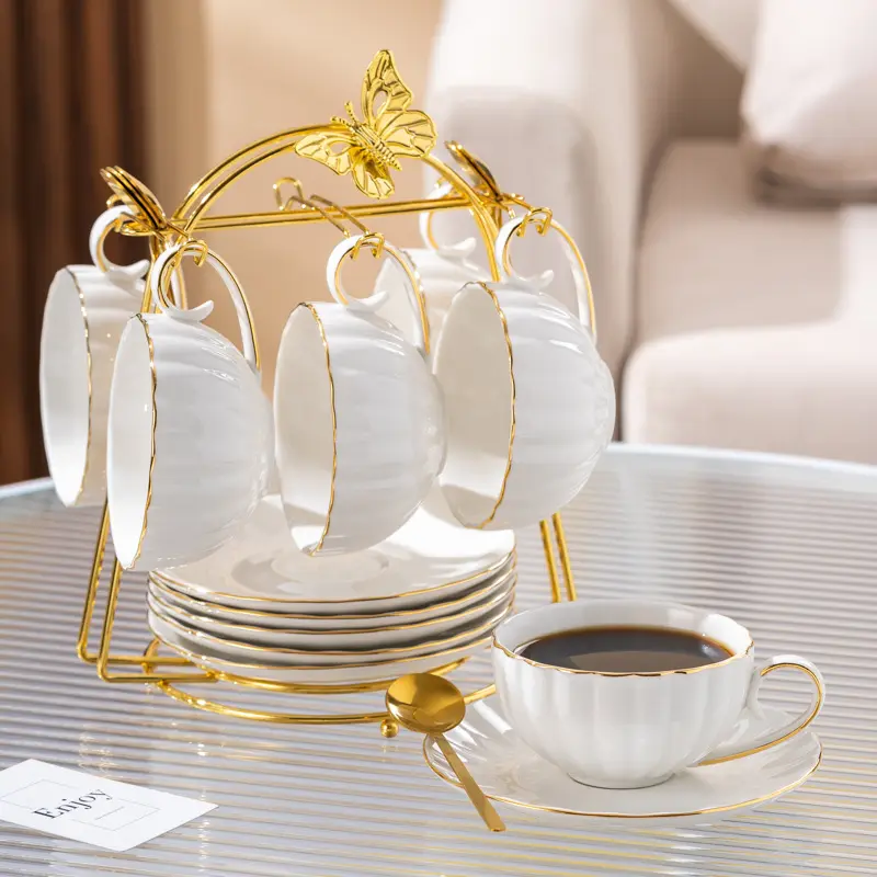 Роскошный набор для кофейных кружек в европейском стиле, набор для послеобеденного чая, Изысканная Цветочная чайная чашка с золотым краем, керамическая кофейная чашка и блюдце