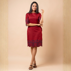 Vestido Corto Clásico de Lino de Alta Calidad con Detalle de Bordado Festoneado Color Granate para Mujer - Product Image 4