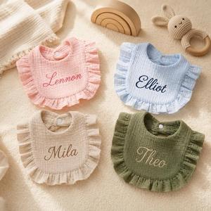 Bavoir à volants personnalisé brodé avec monogramme pour bébé fille, en coton pur, résistant aux taches - Cadeau de naissance - Product Image 5