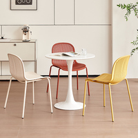 Chaise de café de haute qualité en polypropylène PP avec pieds en métal, chaise de salon de luxe en plastique pour hôtel