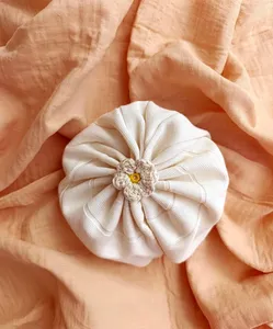Turbante de Bebé de Algodón Orgánico Hecho a Mano con Apliques de Flores de Ganchillo, Diseño con Bordes, Suave y Lavable, Unisex, para las Cuatro Estaciones - Product Image 4