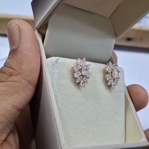 Pendientes de Oro Amarillo de 14K con Diamantes Cultivados en Laboratorio, Certificados por IGI, Diseño Floral de Estrella, Elegantes para Novia, Boda, Fiesta - Product Image 3