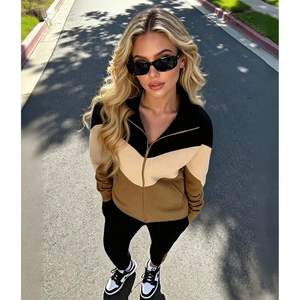 ชุดวอร์มผู้หญิงแบบกำหนดเอง 2 ชิ้น เสื้อแจ็คเก็ตซิป กางเกงจ็อกเกอร์ ผ้าสแปนเด็กซ์โพลีเอสเตอร์เนื้อหนาปานกลาง ระบายอากาศได้ดี ชุดลำลองสำหรับออกกำลังกาย - Product Image 1