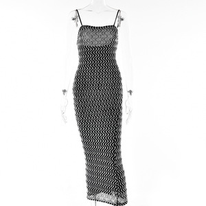 Robe longue licou noire et blanche à blocs de couleur ondulés, dos nu, cintrée à la taille, coupe ajustée, pour l'été - Product Image 5