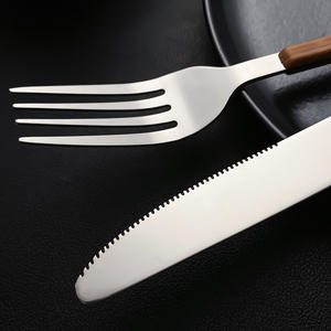 Juego de Cuchillos y Tenedores de Acero Inoxidable 1010, 4 Piezas, Borde Dentado, Hoja Pulida, Mango de Imitación Madera, Vajilla Occidental - Product Image 1