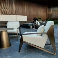 Ensemble de fauteuils de jardin de luxe moderne avec structure métallique, chaise et table de patio en cuir imperméable pour villa, hôtel, cour.