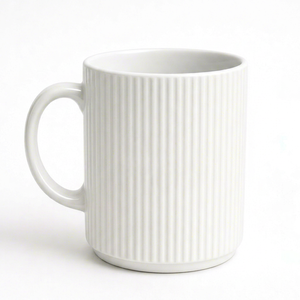 Mug à café en céramique blanche, finition mate rayée, design minimaliste, compatible micro-ondes et lave-vaisselle, usage domestique - Product Image 1