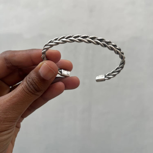 Brazalete Abierto de Latón Pulido con Cuerda Trenzada Plateada, Estilo Antiguo - Product Image 1