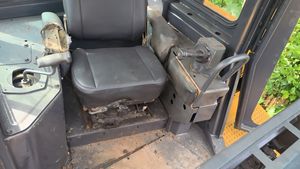 รถตักดิน D6H มือสองที่ใช้พลังงาน123KW และกระปุกเกียร์สำหรับการทำงานที่มีประสิทธิภาพ2000ชั่วโมง - Product Image 6