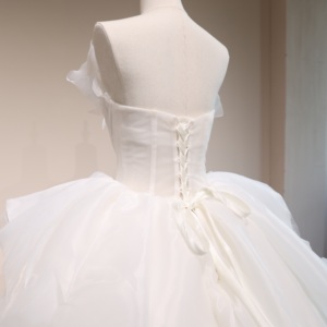 Vestido <span class=keywords><strong>de</strong></span> Novia <span class=keywords><strong>de</strong></span> Alta Costura con Hombros Descubiertos, Corsé Esculpido con Volantes y Falda <span class=keywords><strong>de</strong></span> Tul Brillante, Venta al Por Mayor OEM - Product Image 6