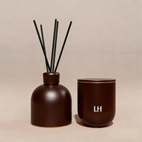 Ensemble cadeau de luxe personnalisé avec logo privé, comprenant un pot à bougie cylindrique en céramique marron vide et une bouteille diffuseur, pour la décoration intérieure.