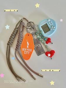 Mini console de jeu JS Purple, porte-clés en forme de cœur, gants de boxe rouges, porte-clés de personnalité, mini statue de la Liberté, breloques pour sac, porte-clés - Product Image 3