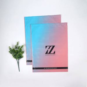 Bolsa de Correo Personalizada con Impresión a Todo Color en Degradado, Bolsa de Envío Impermeable de LDPE para Prendas - Product Image 1