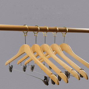 Cintres en bois personnalisés à prix d'usine, cintres <span class=keywords><strong>antivol</strong></span> pour costumes avec pinces métalliques pour la maison et l'hôtel - Product Image 2