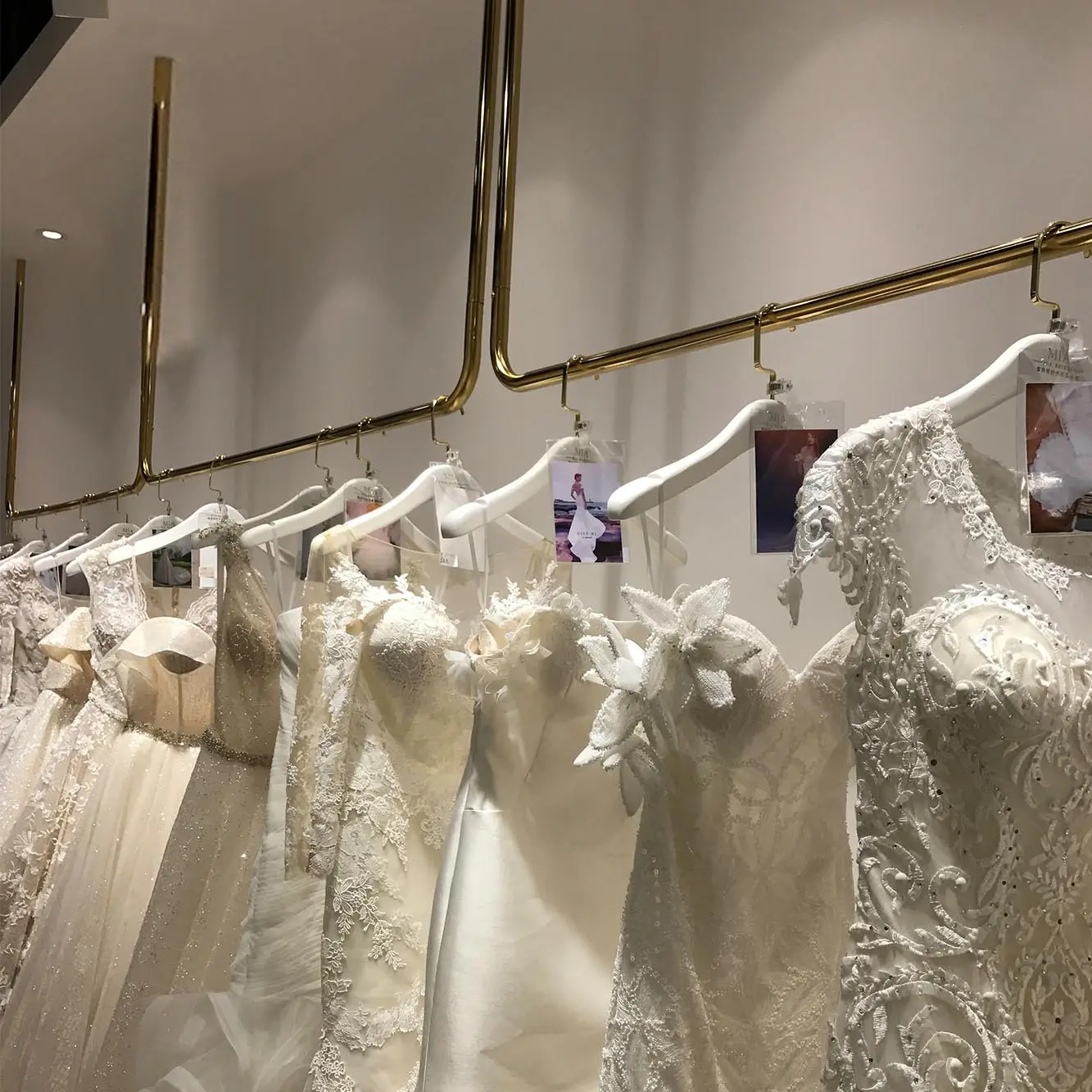 Estante de acero inoxidable para vestido de novia, decoración de tienda, bastidores de ropa de techo de Boutique dorados para vestidos de boda