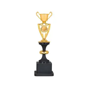 Piala penghargaan sepak bola kuningan kustom kualitas tinggi dilapisi ukiran resin kerajinan perak berlapis trofi logam Olahraga