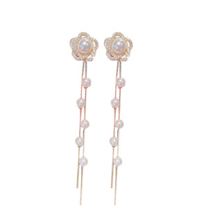 Boucles d'oreilles coréennes à fleurs creuses et perles, nouveau style avec strass, longues franges florales bohèmes - Product Image 1