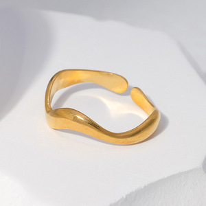 Anillo abierto <span class=keywords><strong>de</strong></span> acero <span class=keywords><strong>de</strong></span> titanio ondulado simple para mujer, estilo frío y moderno, diseño exclusivo, venta al por mayor <span class=keywords><strong>de</strong></span> acero inoxidable - Product Image 2