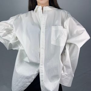 Chemisier ample en coton blanc à manches longues pour femme, style boyfriend, nouvelle collection, par le créateur OEM - Product Image 2