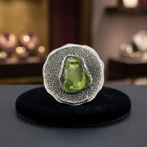 Hermoso Anillo de Plata de Ley 925 con Peridoto en Bruto y Engaste de Bisel, Diseño Elegante para Bodas y Fiestas - Product Image 4