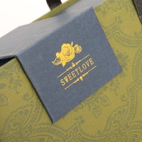 Grande boîte d'emballage cadeau de vêtement de luxe magnétique en carton rigide avec poignée en soie personnalisée boîte personnalisée pour la robe
