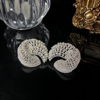Boucles d'oreilles clous spirales 3D incurvées en laiton plaqué argent avec fausses perles blanches et pavé de zircones cubiques, bijoux de mariée élégants