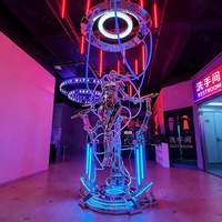Grande sculpture personnalisée en résine, style art populaire, représentant une robot-sexy cyberpunk et une fille sexy, pour KTV et bars, avec technologie de galvanoplastie tendance pour l'aménagement au sol