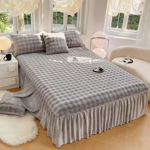 Venta <span class=keywords><strong>de</strong></span> fábrica Coral Fleece Ecológico Cama <span class=keywords><strong>de</strong></span> invierno Falda Conjunto <span class=keywords><strong>de</strong></span> tres piezas Borde <span class=keywords><strong>de</strong></span> encaje Estilo moderno Respetuoso con la piel para uso doméstico - Product Image 2