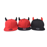 Gorra de Béisbol HKZB Personalizada, Estilo Hip Hop, con Visera Plana y Cuernos, Color Rojo o Negro, Protección Solar, Resistente al Viento