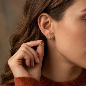 Monturas de pendientes de oro macizo de 18K con diamantes naturales en forma de estrella, para venta al por mayor - Product Image 4