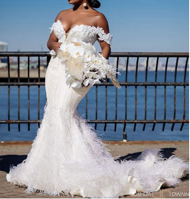 mermaid wedding dress feathers Luxury Wedding Dresses, Feather Wedding Dresses, Off White Wedding Dresses, Robe de Mariage, Mermaid Wedding Dresses, Lace Applique Wedding