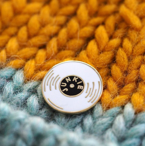American Vintage Phonograph <span class=keywords><strong>Gramophone</strong></span> Noir et Blanc <span class=keywords><strong>Disque</strong></span> Record Pin Bespoke Custom Designs Iron Gold Plating Hard Enamel Pin - Product Image 6