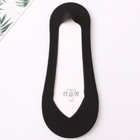 Chaussettes invisibles légères en soie sans couture pour femmes, chaussettes invisibles avec semelle en coton et fonction antidérapante.