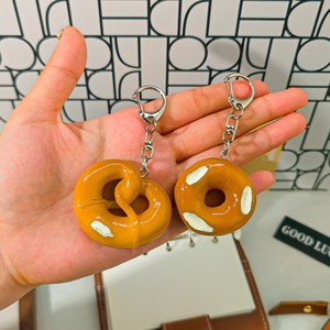 Portachiavi a forma di pane simulato, ciondolo divertente e simpatico per borsa, artigianato in resina fai da te, divertente e originale - Product Image 3