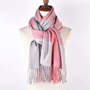 ผ้าพันคอผู้หญิงลายตารางแฟชั่นสำหรับฤดูหนาว ผ้าโพลีเอสเตอร์เนื้อนุ่ม ระบายอากาศได้ดี พร้อมพู่ห้อย ขายส่ง - Product Image 2
