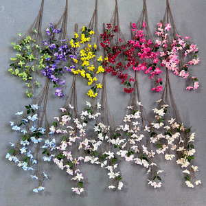 Bouquet de fleurs artificielles mixtes, arrangement en vase en plastique et tissu pour la décoration de la maison et des mariages - Product Image 2