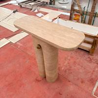 Console en travertin Wabi Sabi avec base sculpturale unique et détails en laiton – Table d'entrée en pierre
