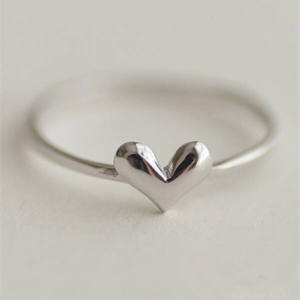 Anello semplice in acciaio inossidabile a forma di cuore per regalo unisex, gioielli di moda T0321 - Product Image 1