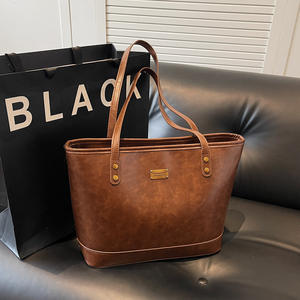 Sac fourre-tout en cuir vintage marron foncé avec embellissements en métal sac à main à bandoulière de style minimaliste pour femmes - Product Image 4