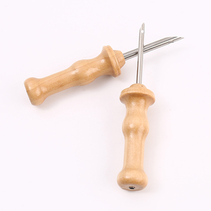 Herramienta <span class=keywords><strong>de</strong></span> costura <span class=keywords><strong>de</strong></span> <span class=keywords><strong>lana</strong></span> con mango <span class=keywords><strong>de</strong></span> madera JC <span class=keywords><strong>de</strong></span> 5mm y 3,5mm con <span class=keywords><strong>enhebrador</strong></span> para aguja perforadora <span class=keywords><strong>de</strong></span> pluma <span class=keywords><strong>de</strong></span> bordado grueso DIY - Product Image 6