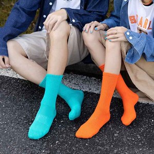 جوارب رياضية جينغوين OEM ملونة من قماش تيري السميك بلون واحد للرجال لكرة السلة تصل إلى منتصف الساق - Product Image 2